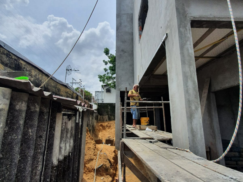 Pedreiro em construção