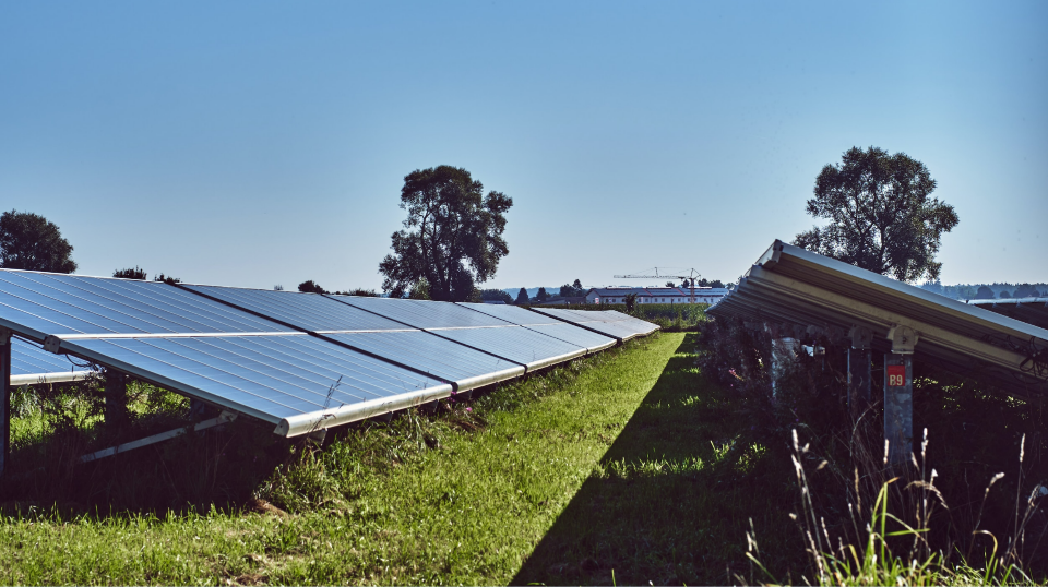 Painéis solares em propriedade rural